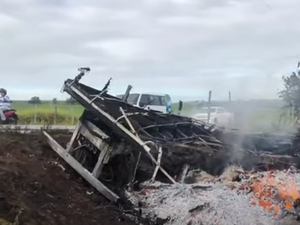 [Vídeo ] Caminhão é destruído pelo fogo após colidir em árvore