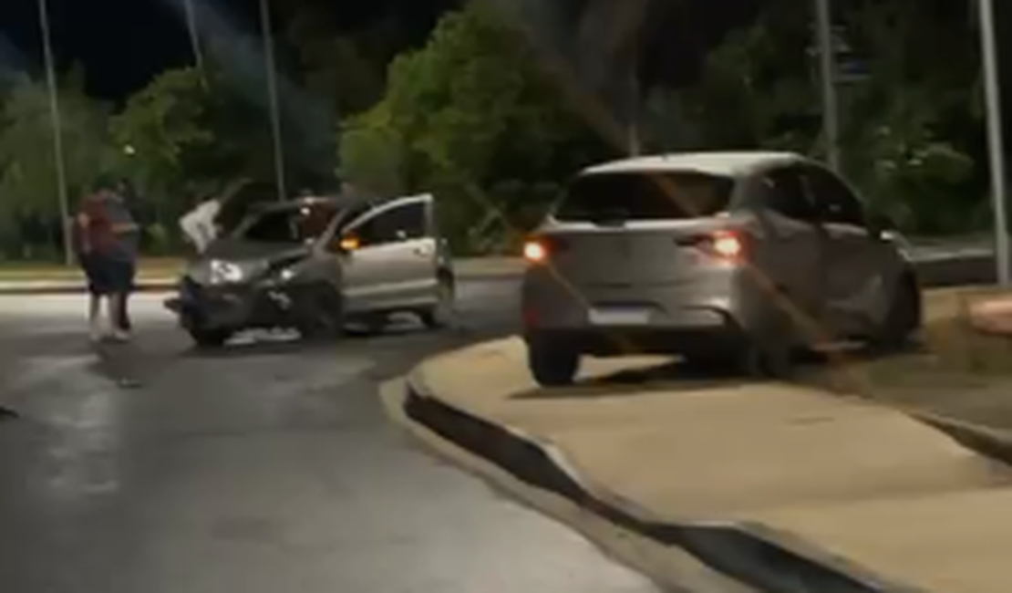 Veículos colidem na Marginal do Piauí, em Arapiraca, durante a madrugada