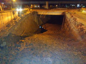  Motorista fica ferido após carro cair em túnel do viaduto da antiga PRF 