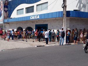 [Vídeo] População do Agreste se aglomera em filas de bancos e lotéricas nesta segunda(20)