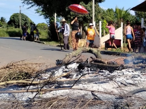 Moradores do Barro Vermelho fecham estrada em protesto contra falta de água