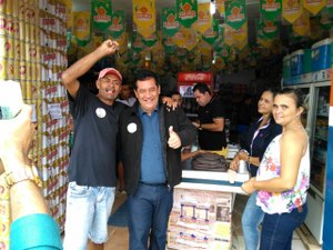 Severino Pessoa faz caminhada na feira livre da Vila São José