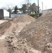 [Vídeo] Cansados de esperar, moradores fazem vaquinha e consertam rua em Arapiraca 