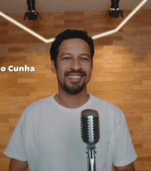 [Vídeo] Senador Rodrigo Cunha grava mensagem de fim de ano cantando em vídeo