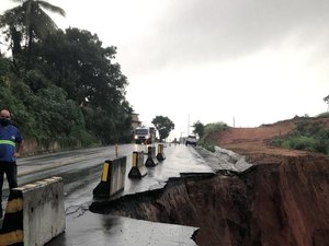 Trecho da BR-101 segue sem previsão de liberação após surgimento de cratera