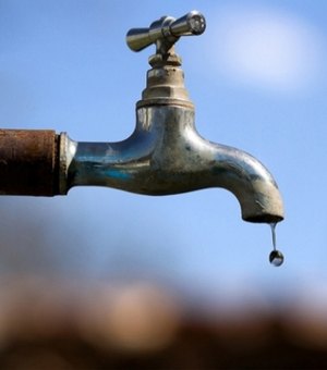 Casal trabalha para restabelecer fornecimento de água no Litoral Norte