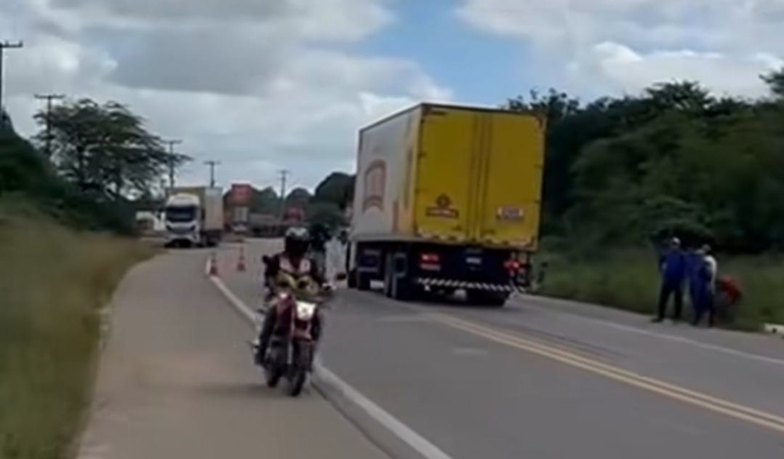 Ciclista morre após acidente com caminhão na BR-316, em Palmeira dos Índios