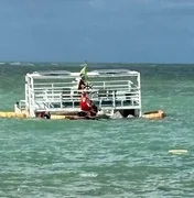 Catamarã afunda próximo à cadeira gigante na Praia de Ponta Verde
