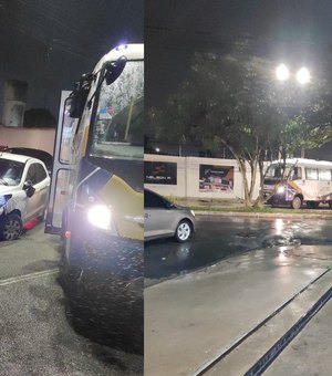 Batida entre ônibus, carro e poste deixa trânsito lento na Av. Ceci Cunha, em Arapiraca