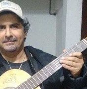 Guitarrista do 'Virgulóides' morre após cair tomando banho