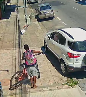Homem furta bicicleta em frente a supermercado na Ponta da Terra, em  Maceió