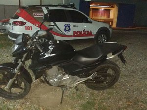 Criminosos abandonam moto roubada após perseguição e troca de tiros com a polícia 