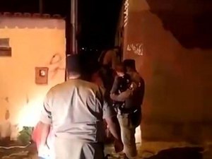 Mãe sobe em telhado e família mantida em cárcere é resgatada