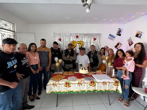 Policial aposentado de 97 anos recebe visita da Polícia Militar durante aniversário em Maceió