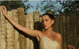 Deborah Secco posa estilosa com vestido de palha em novo ensaio