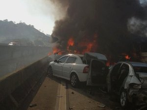Engavetamento de mais de 30 carros provoca morte