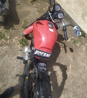 Motocicleta  com registro de roubo é abandonada em Arapiraca