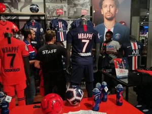 Xingado pela torcida, Neymar já some de lojas do PSG e nem vai ao estádio