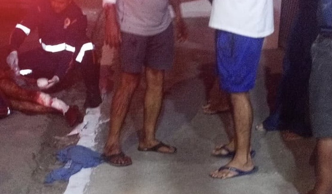 Homem em surto deixa duas pessoas feridas com golpes de facão em Arapiraca