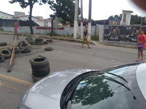 Famílias bloqueiam Ladeira Geraldo Melo em protesto contra problemas em apartamentos