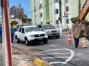 Jatiúca: Casal trabalha para consertar vazamento e retomar abastecimento