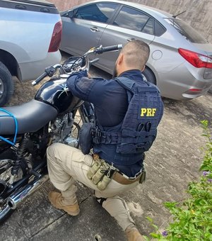 Motocicleta com queixa de roubo é apreendida durante operação de rotina da PRF em São Sebastião