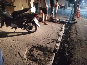 Colisão entre carro e moto deixa uma vítima em rua perto de shopping em Arapiraca