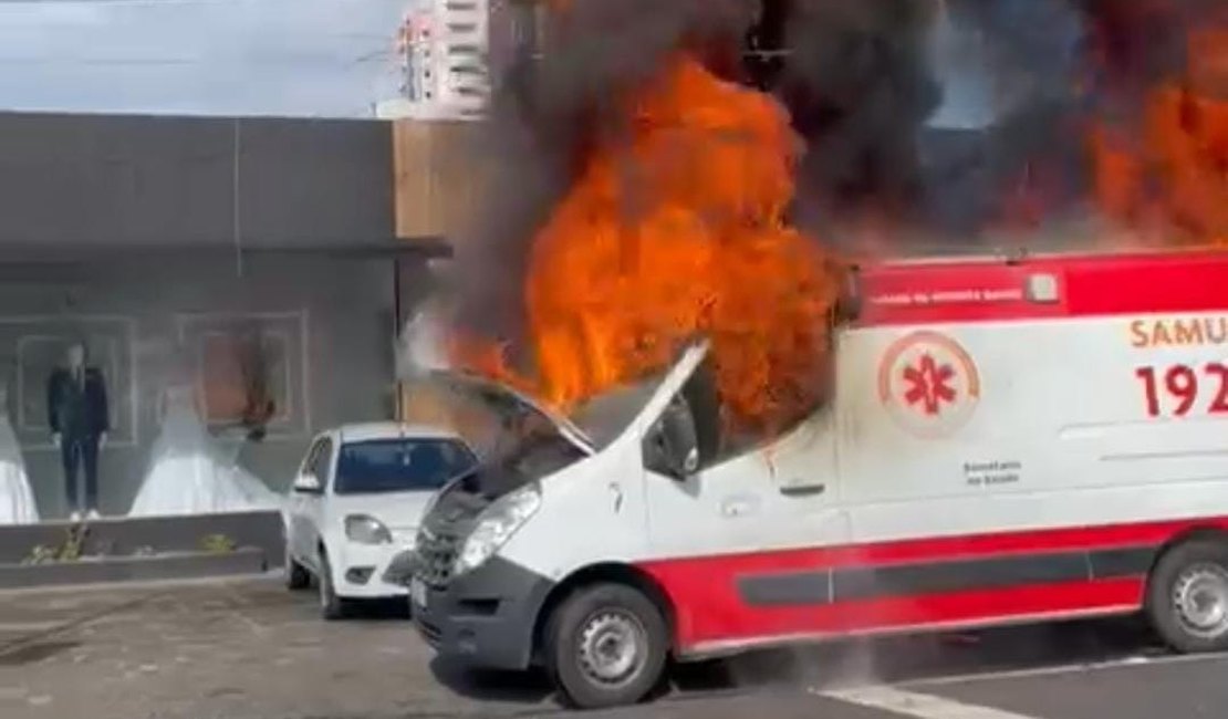 Ambulância do samu explode e pega fogo na Avenida Fernandes Lima