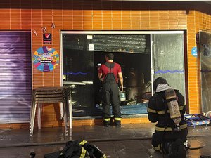 Bombeiros atuam em reignição de incêndio em loja de produtos para piscina