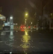 Chuvas causam apagão, alagamentos e fios soltos na Jatiúca, em Maceió