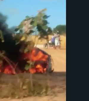 [Vídeo] Carro pega fogo e mobiliza Corpo de Bombeiros na Ecovia Norte