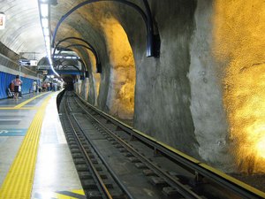 Homem é empurrado nos trilhos do metrô no Rio de Janeiro