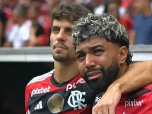 Gabigol chora com homenagens a Rodrigo Caio e Filipe Luís