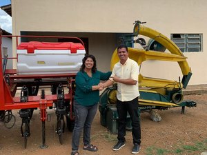 [Vídeo ] Vereadora entrega equipamentos agrícolas na Associação da Vila Aparecida