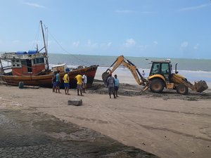 Fortes ventos deixam barco preso nas areias da orla de Maragogi