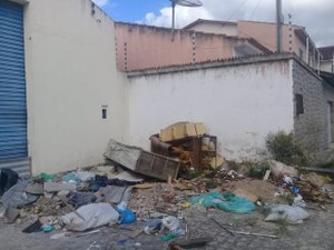 Lixo descartado em frente a galpão abandonado irrita moradores do bairro Brasília