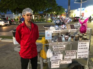 Jovem que vende doces em semáforo aposta na produção de ovos de páscoa para incrementar as vendas