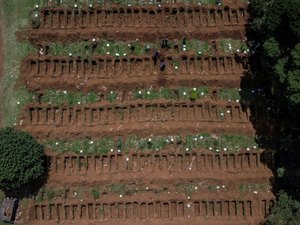 Com alta demanda, cemitério de SP abre 90 covas por dia