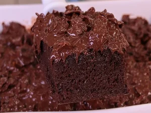 Aprenda a receita viral e deliciosa de bolo de chocolate crocante