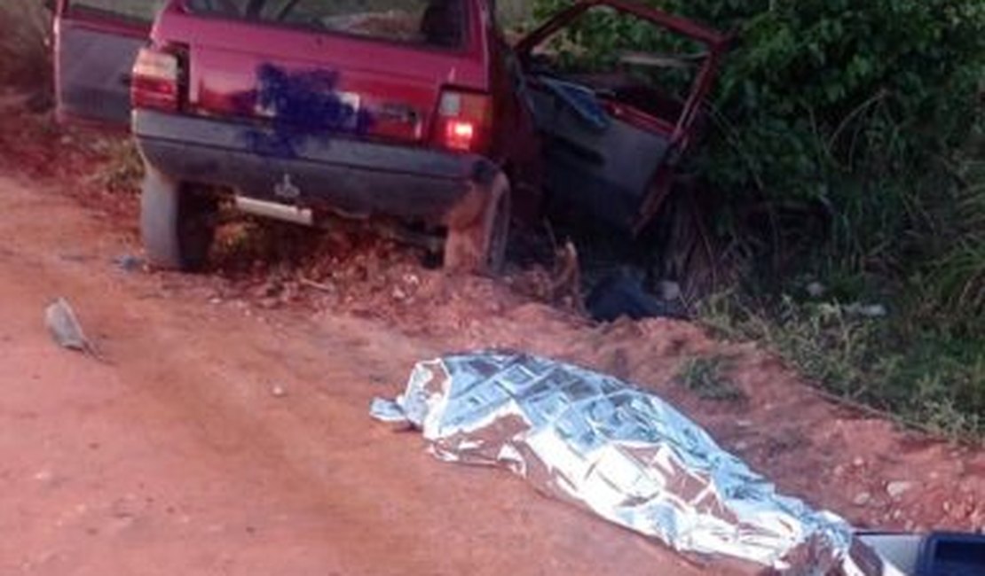 Mulher morre após bater o carro em coqueiro no município de Piaçabuçu