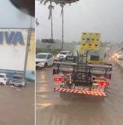 Volume de chuva impressiona e encobre pista no bairro Boa Vista, em Arapiraca