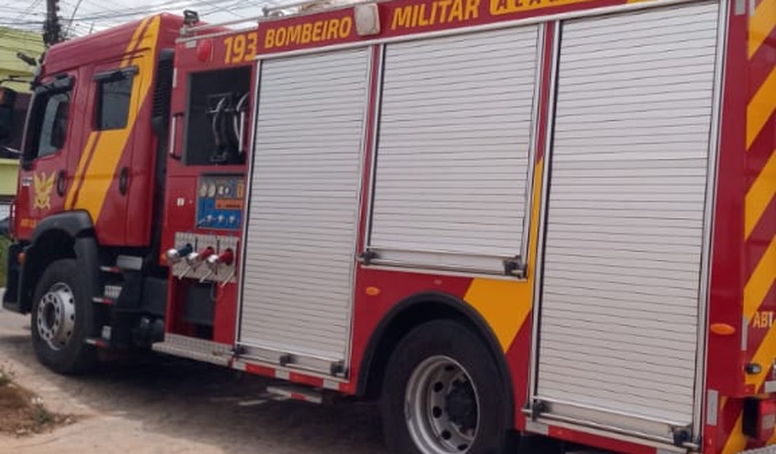 Curto-circuito em rede de alta tensão causa incêndio em casa abandonada na zona rural de Arapiraca