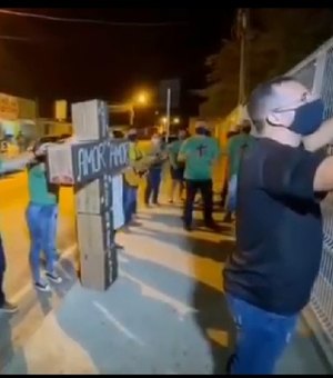 [Vídeo] Evangélicos fazem clamor e frente à Unidade Sentinela em Arapiraca