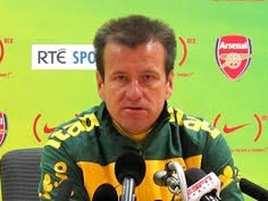 Dunga faz sua primeira convocação após o retorno à seleção brasileira