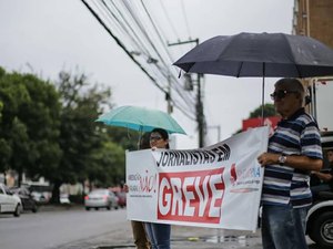 Jornalistas alagoanos fazem ato na Avenida Fernandes Lima no 7º dia de greve 
