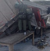 Colisão entre carreta e caçamba deixa vítima fatal e outra presa às ferragens no Pilar
