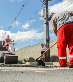 Prefeitura de Penedo realiza operação tapa-buracos em conjuntos de moradia popular e vias com maior trânsito de veículos