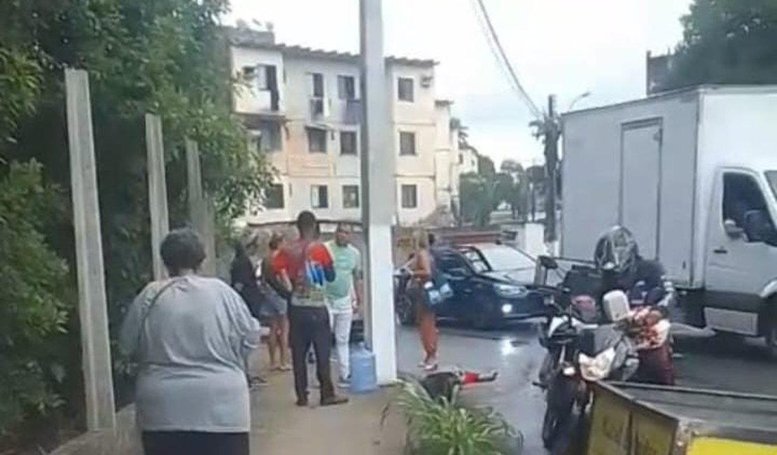 Entregador morre após bater moto contra poste no ﻿Conjunto José Tenório