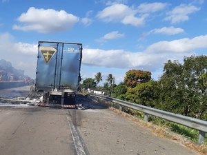 Colisão entre moto e carreta gera incêndio no povoado de Cana Brava, no município de São Sebastião