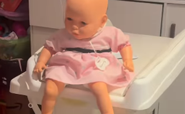 Menina viraliza ao “dormir no plantão” enquanto bonecas esperam por consulta